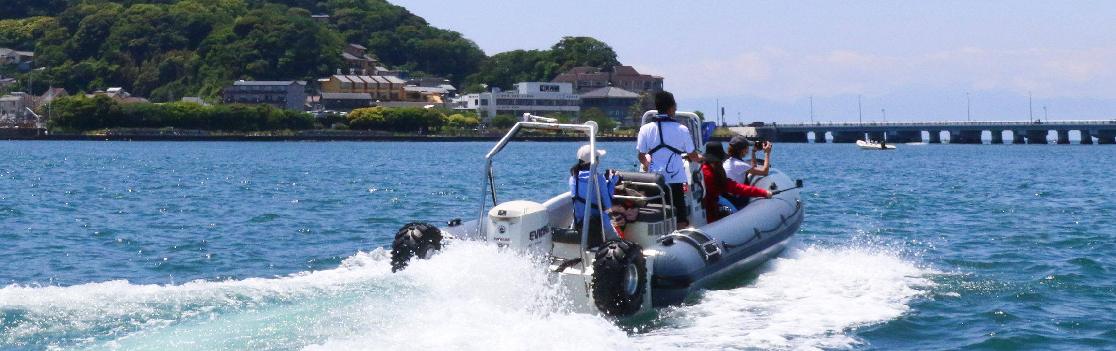 江ノ島、湘南の海のタクシーボート